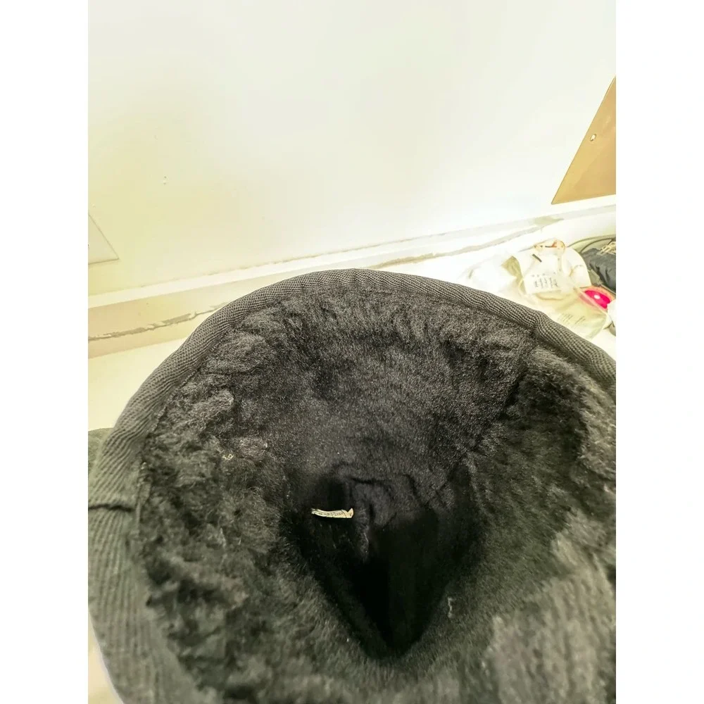 Ugg Classic 5815 Size 9 Women‎ Black (has small rip)